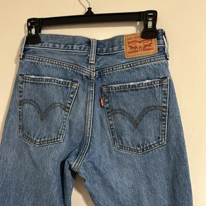 Levi's knee rip blue wash jeans size 24 thumbnail 7