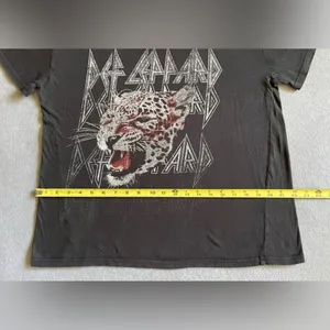 Def Leppard Rock Band Retro Tee Women’s Size Large Graphic Print thumbnail 2