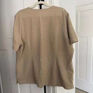 Figs Casma 3 Pocket Beige Technical Collection Scrub Top‎ Short Sleeve V Neck thumbnail 4
