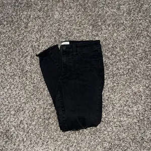 Universal Threads mid rise black skinny jeans thumbnail 1