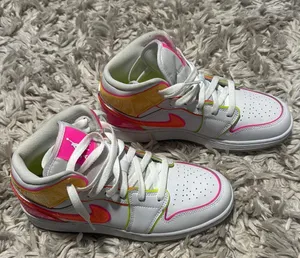 Nike Jordan 1 Retro Mids Edge Glow thumbnail 1