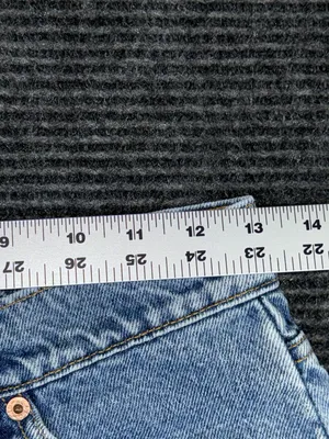 VTG 90s Levi’s 550 Relaxed Denim Shorts Orange Tab Distressed 26 (tag 28) Jorts thumbnail 9