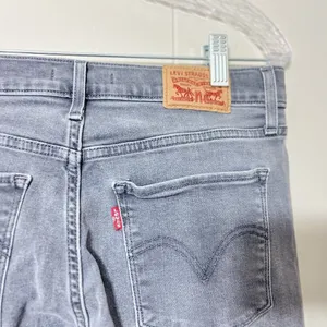 Levi’s Women’s Classic Straight Leg Gray Jeans Size 27 Casual Stretch Denim thumbnail 5