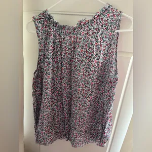 GAP Flowered Sleeveless Blouse Size M thumbnail 3