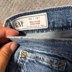 GAP ’90s Loose High Rise Jeans 10/30 Tall Medium Wash Straight Leg Side Slit Hem thumbnail 6