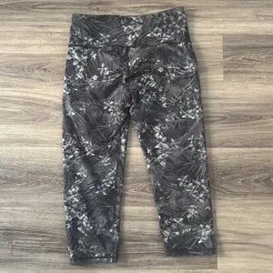 Old Navy Floral Print Fitted Crop Leggings Large thumbnail 5