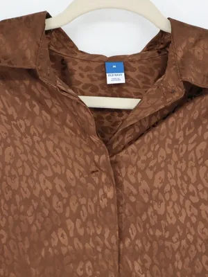 Old Navy Satin Boyfriend Shirt Women’s Medium Espresso Leopard Jacquard NWT thumbnail 5