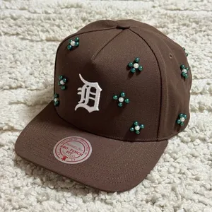 Men’s Mitchell & Ness Detroit Tigers Beaded Pro Pinch Snapback Hat thumbnail 1