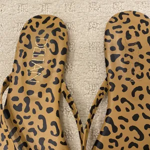🔴Deltan leopard print sandals Size 9.5 thumbnail 2