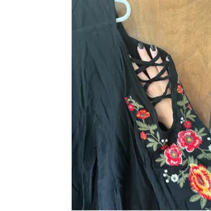 Umgee sz XL USA Black Embroidered Floral Cold Shoulder Butterfly Sleeve Blouse thumbnail 6