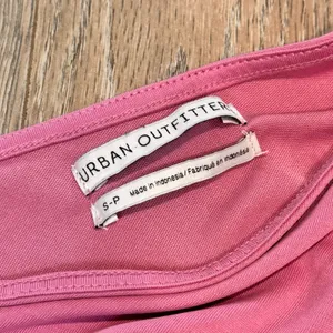 Urban Outfitters Pink One‎ Shoulder Top Ruched Sleeves Crop Top Size Small S thumbnail 3