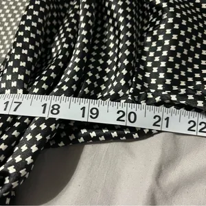 Victoria’s Secret Black & White Pattern Satin-like Robe Size Small thumbnail 9