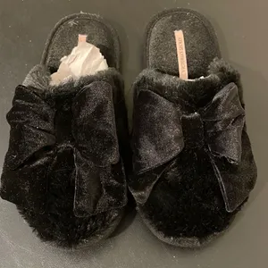 Victoria’s Secret Fuzzy Slip on Slippers.‎ Size Medium. Black W/bow thumbnail 4