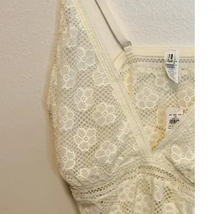 Aerie Lace Bodysuit Sz XXL Cream Floral V-Neck Crisscross Back NWT‎ thumbnail 4