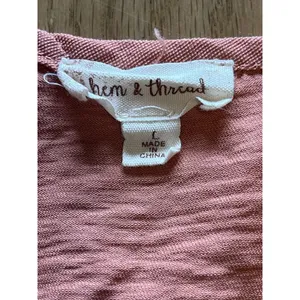 Hem & Thread ANTHROPOLOGIE Mauve Summer Blouse With Ruffles Size‎ Large Boho thumbnail 3