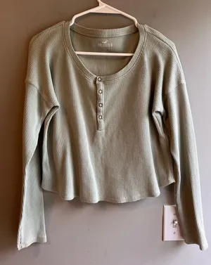 Hollister Ribbed Henley Long Sleeve Cropped Top in Sage Green Size Small thumbnail 1