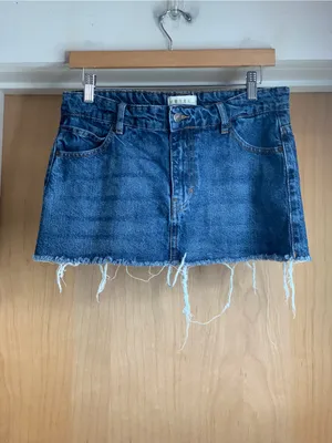 Motel Denim Raw Hem Mini Skirt - size S Model Off Duty thumbnail 3