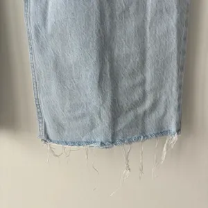 Abercrombie & Fitch The Loose High Rise Jeans Light Wash Raw Distressed Hem thumbnail 4