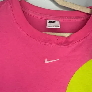 Nike Uphoria Cut and Sew Center Swoosh Short-Sleeved T-Shirt Size XL Pink Green thumbnail 2