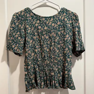 American Eagle Outfitters Dark Green Floral Blouse‎ Size Small thumbnail 2