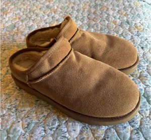 UGG Slippers thumbnail 1