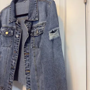 Womens NWOT Distressed Raw Hem Denim Jacket Medium Wash Blue Jean Trucker XL thumbnail 10
