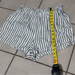 Hollister Women Elastic Waist Ultra High Rise Stripe Shorts White Size‎ S thumbnail 6