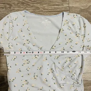 Hollister Light Blue Floral Baby Tee Small Wrap Side‎ Tie V-Neck Short Sleeve thumbnail 8