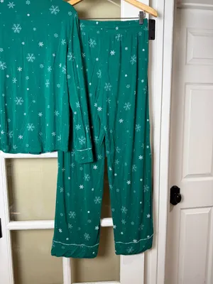 GapBody Gap Body Forever Favorite Green Snowflake Soft Pajama PJ's Size Medium thumbnail 7