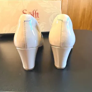Sofft Lana Latte Patent Leather Pumps Womens 8M Cream Block Heel Dress Shoes thumbnail 6