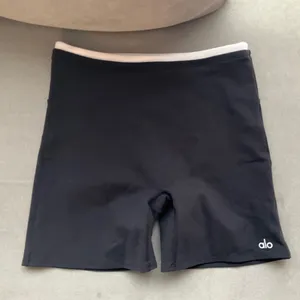 Alo Yoga 5" Airbrush Double Up Short Black/White Medium thumbnail 2