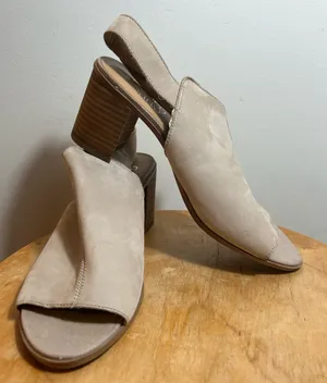 Franco Sarto Women's beige summer shoes. Size 7.5. $38. thumbnail 1