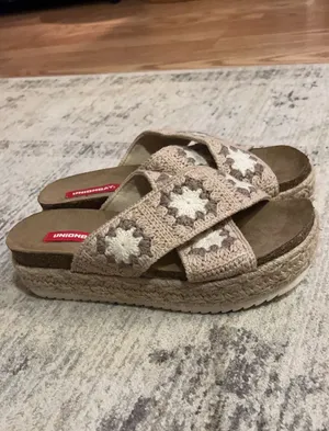 Sandals Size 6 thumbnail 2