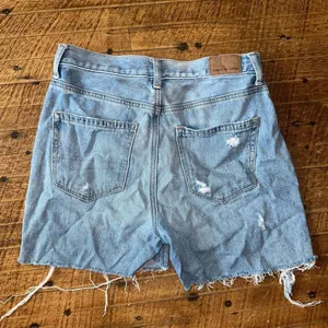 American Eagle mom jean distressed cutoff size 2 wedgie shorts thumbnail 4