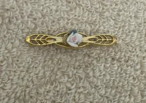 1928 Vintage Gorgeous Porcelain Rose Flower Bar Brooch Gold Tone thumbnail 2