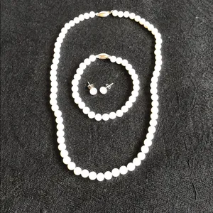 NWOT Pearl Necklace, Bracelet & Earrings Set thumbnail 2