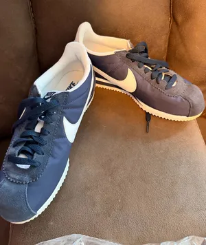 Nike Sneakers  thumbnail 1
