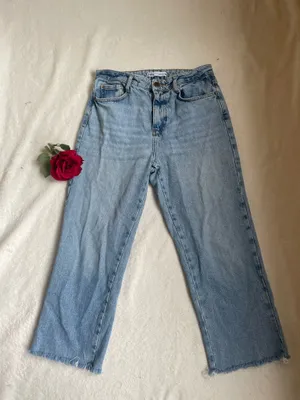 Zara Zara High Rise straight leg Denim Jeans w/ slight fray hem thumbnail 4