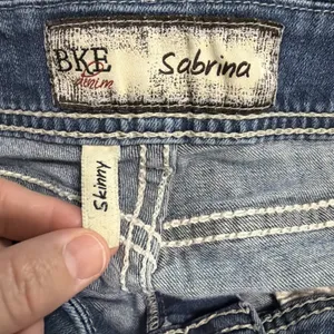BKE Sabrina Jeans Womens 27R Blue Skinny Mid Rise Medium Wash Contrast Stitch thumbnail 6