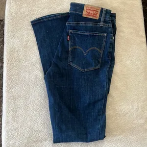 EUC Levi’s 725 Jeans thumbnail 3