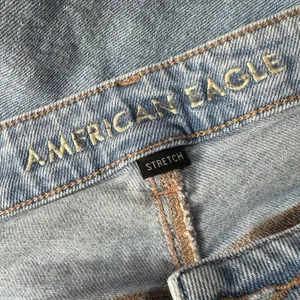 American Eagle SZ 8 Highest Rise Mom Jeans Distressed Rips Chewed Hem Light Wash thumbnail 9