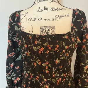 Socialite Floral Smocked Tiered Midi Dress Black Peach Long Sleeve Size M thumbnail 4