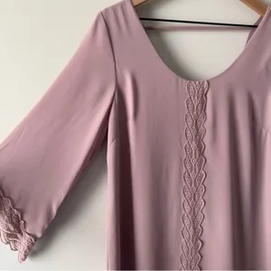Astr the Label Revolve Deauville Mauve Lace Accent dress shift Flowy 3/4 sleeve thumbnail 4