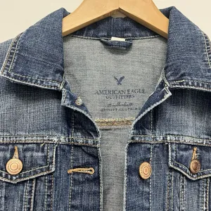 American Eagle Jean Trucker Jacket Distressed Waist Length Blue Denim Women’s M thumbnail 5