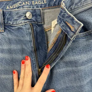 American Eagle 10 Long 10T Highest Rise Mom‎ Jeans Ripped Knee Distressed Blue thumbnail 4