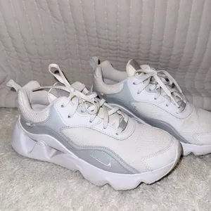 Nike RYZ 365 2 White Metallic Platinum (Women's) thumbnail 2