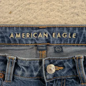 American Eagle Mom Jean Strigid Medium Wash Distressed‎ Raw Hem Womens 2 Short thumbnail 3