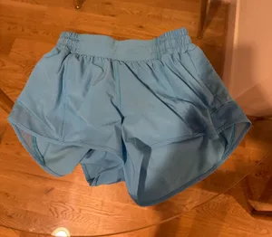 Lululemon Hotty Hot 2.5" Shorts thumbnail 1