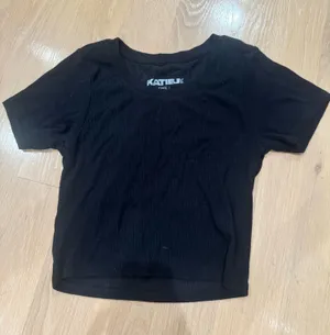 Short Sleeve Crop Top Black thumbnail 1