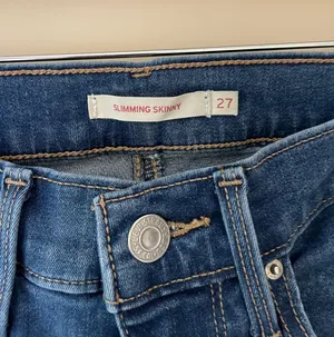 Levi's Slimming Skinny Jeans thumbnail 2